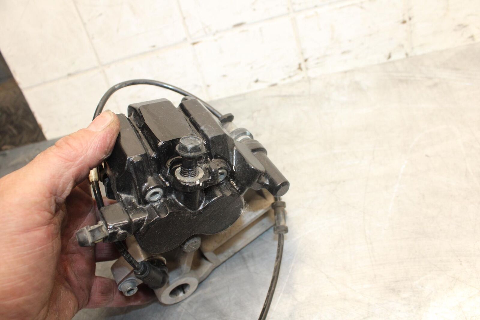 2015 Kawasaki Ninja 300 EX300B ABS REAR BACK BRAKE CALIPER W MOUNT BRACKET BB518