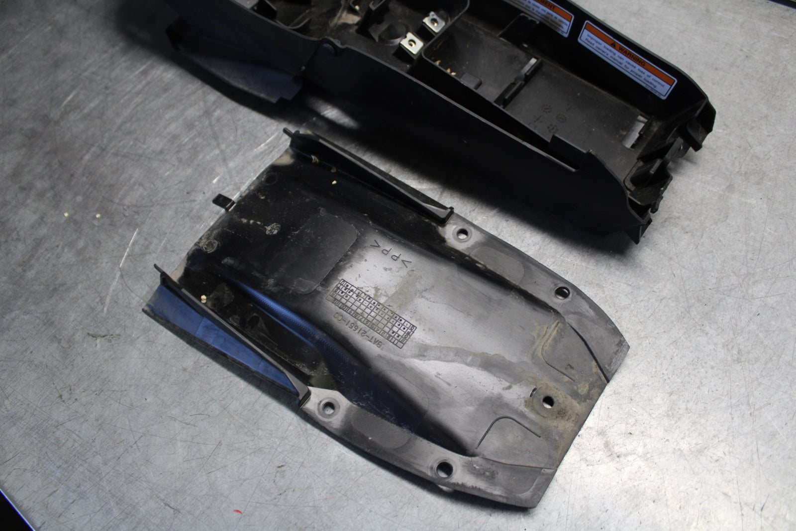 21-24 YAMAHA MT-07 REAR BACK TAIL UNDERTAIL BATTERY TRAY PLASTIC BB662