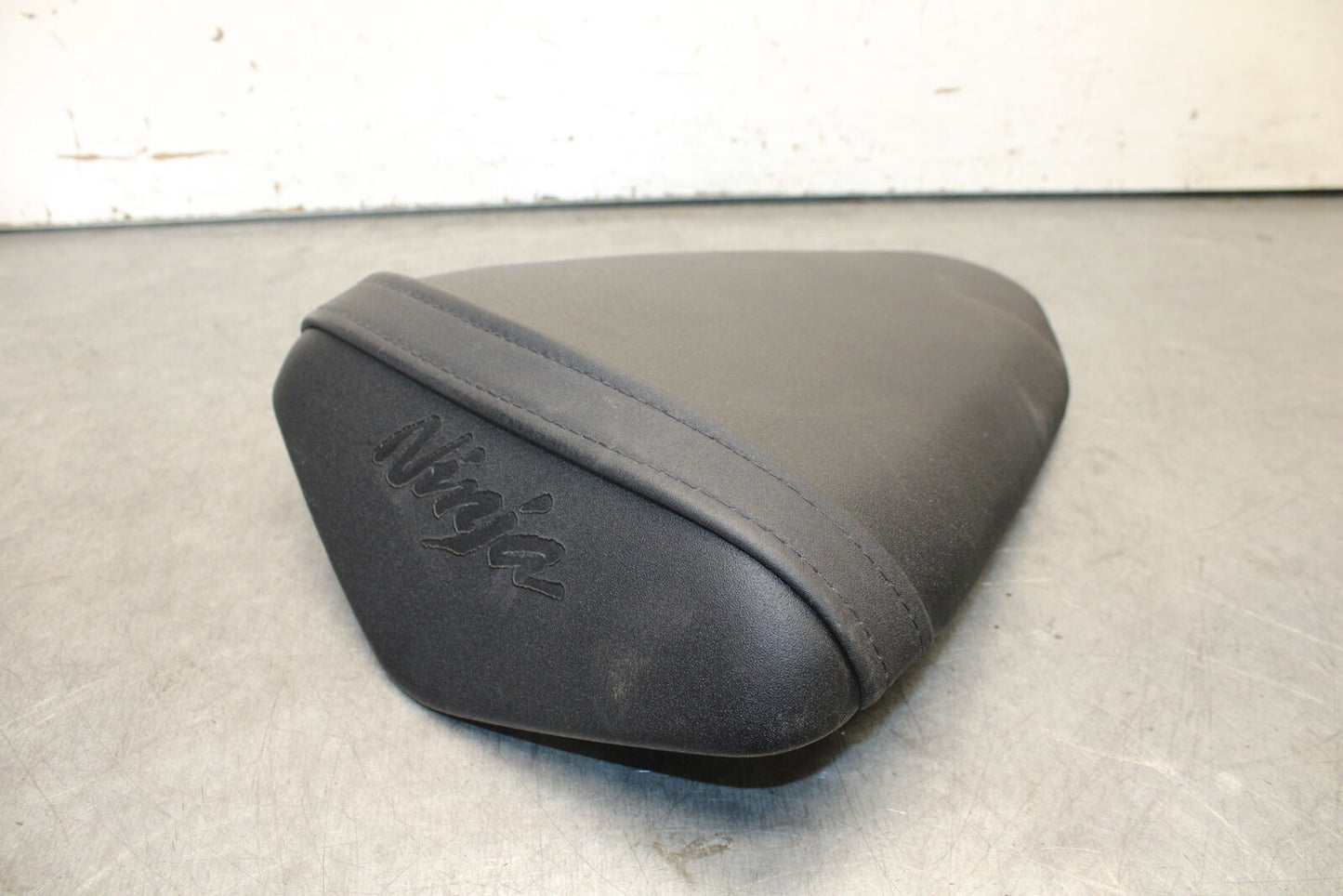21 KAWASAKI NINJA ZX6R REAR BACK PASSENGER TANDEM SEAT PAD SADDLE PILLION BB647