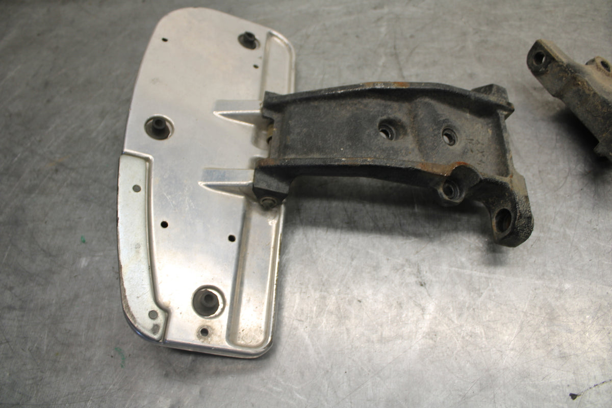 05-06 YAMAHA ROYAL STAR FRONT FOOT RESTS PEGS STEPS SET PAIR BB697