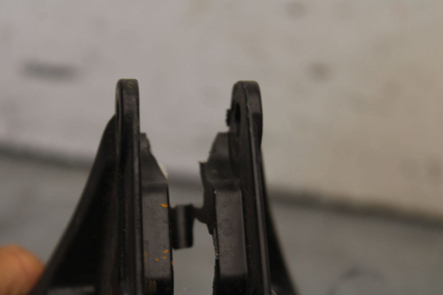 05-06 SUZUKI GSXR1000 UPPER FAIRING MIRROR GAUGES STAY BRACKET 94511-41G00 BB663