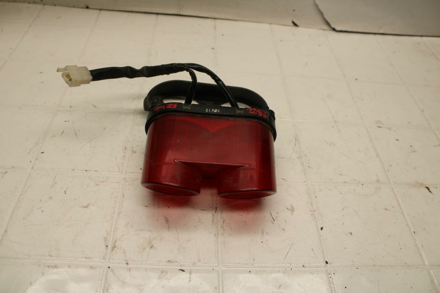 01-05 YAMAHA FZS1000 REAR TAIL TAILLIGHT BACK BRAKE LIGHT BB10