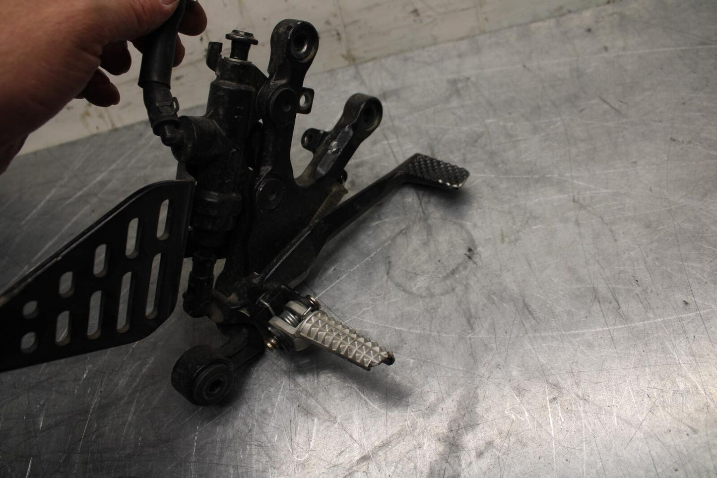 08-16 YAMAHA YZF R6 RIGHT REARSET REAR SET DRIVER FOOT PEG BRACKET MOUNT BB465
