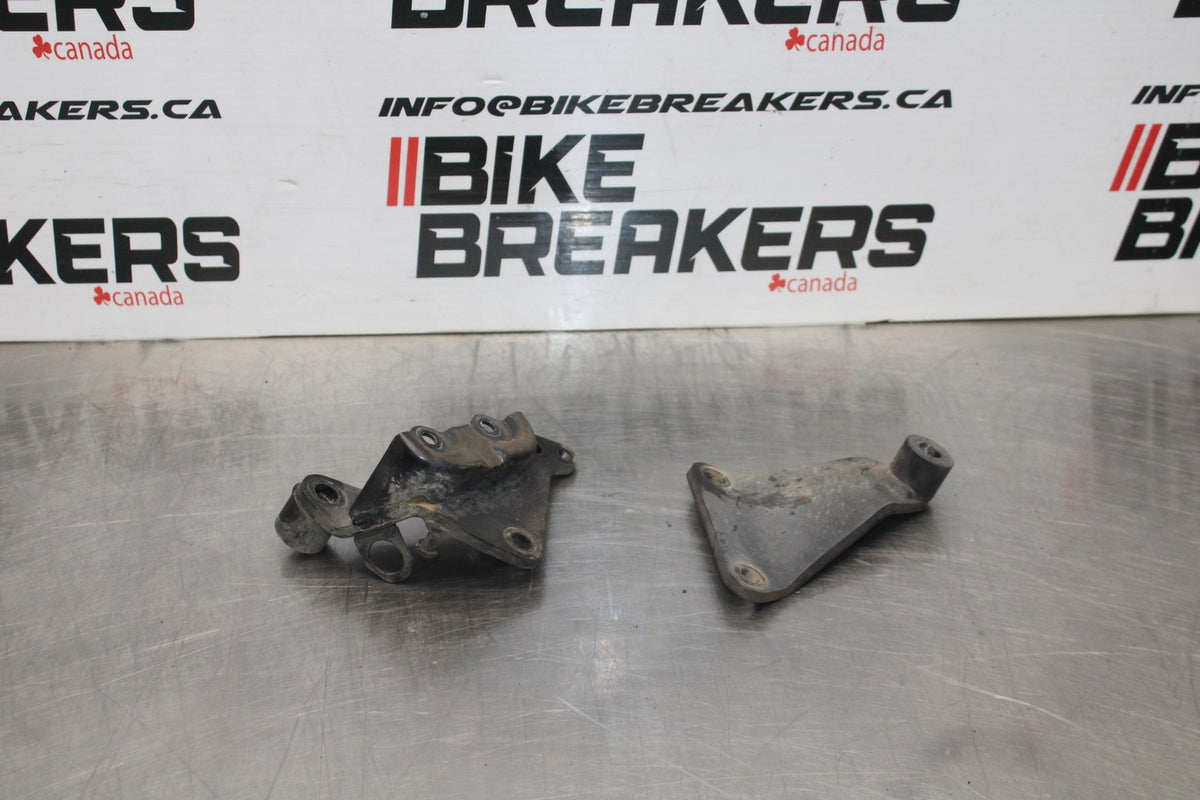 2006 Suzuki Boulevard C90 ENGINE MOTOR MOUNT STAY BRACKETS BB849