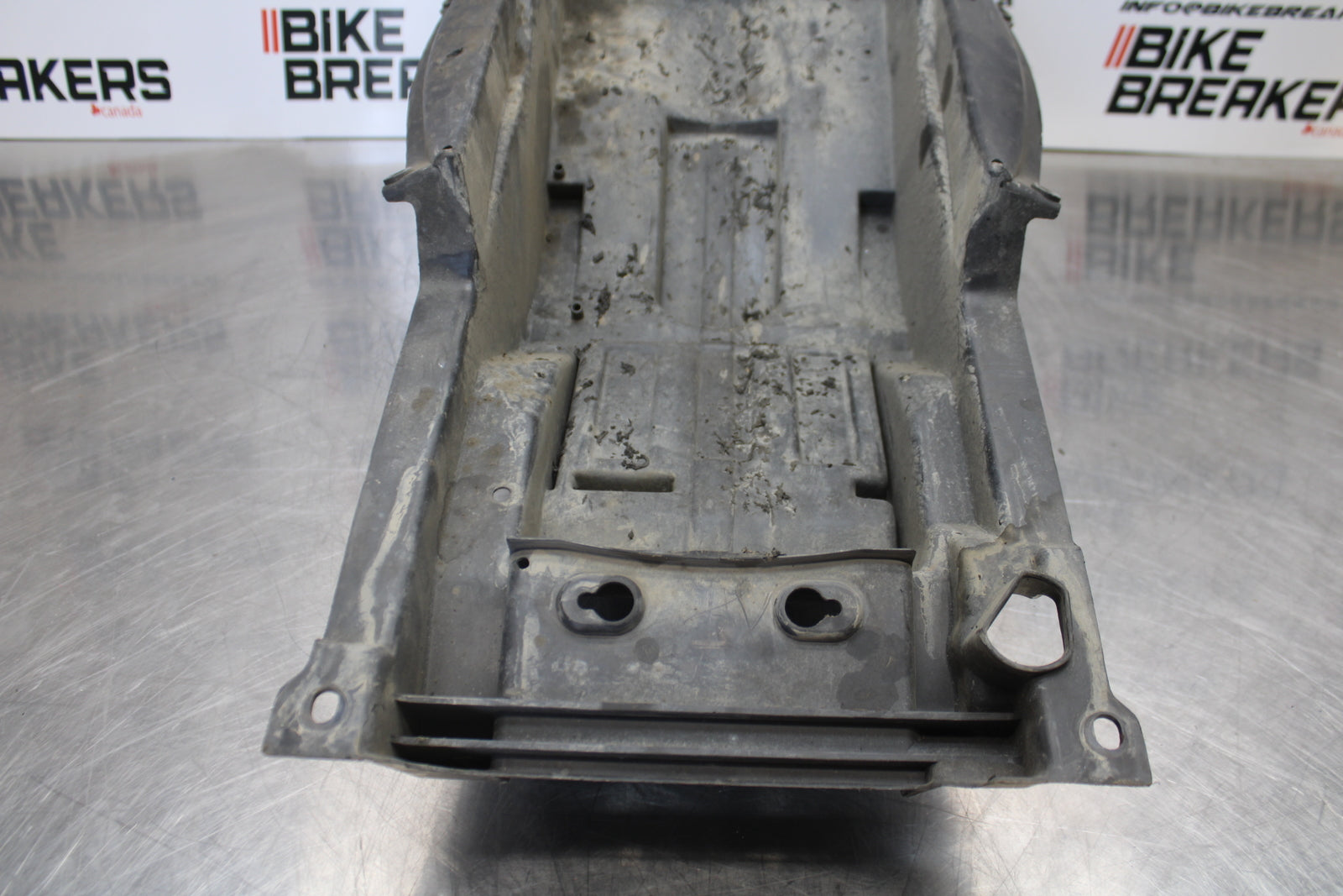 99-07 SUZUKI HAYABUSA GSX1300R REAR TAIL UNDERTAIL BATTERY TRAY PLASTIC BB281