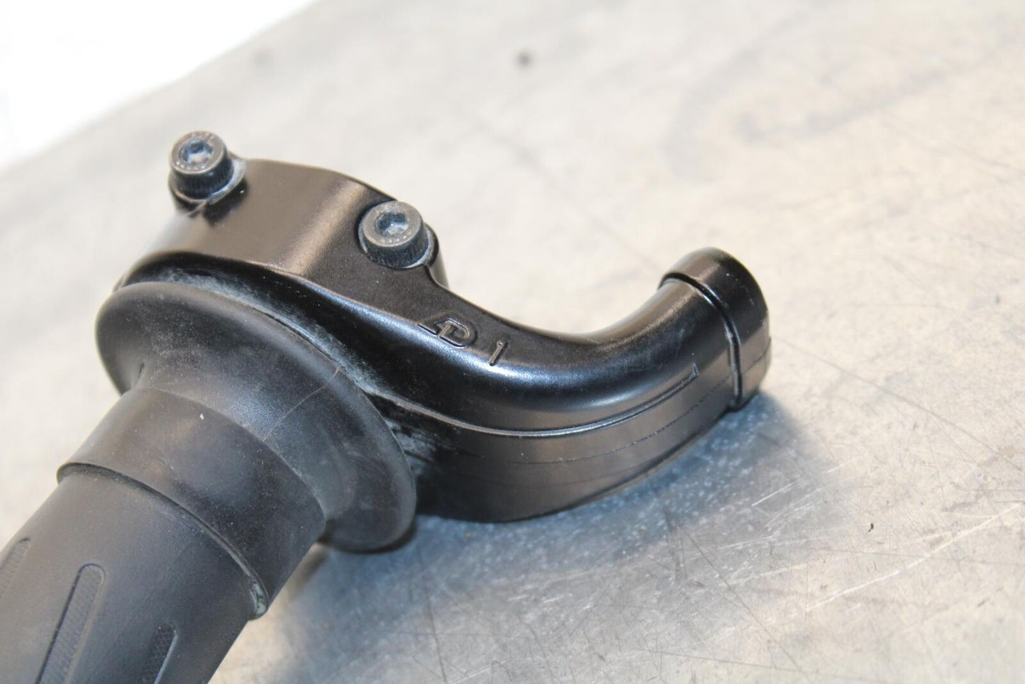 20-21 YAMAHA XSR900 RIGHT THROTTLE GRIP BB599