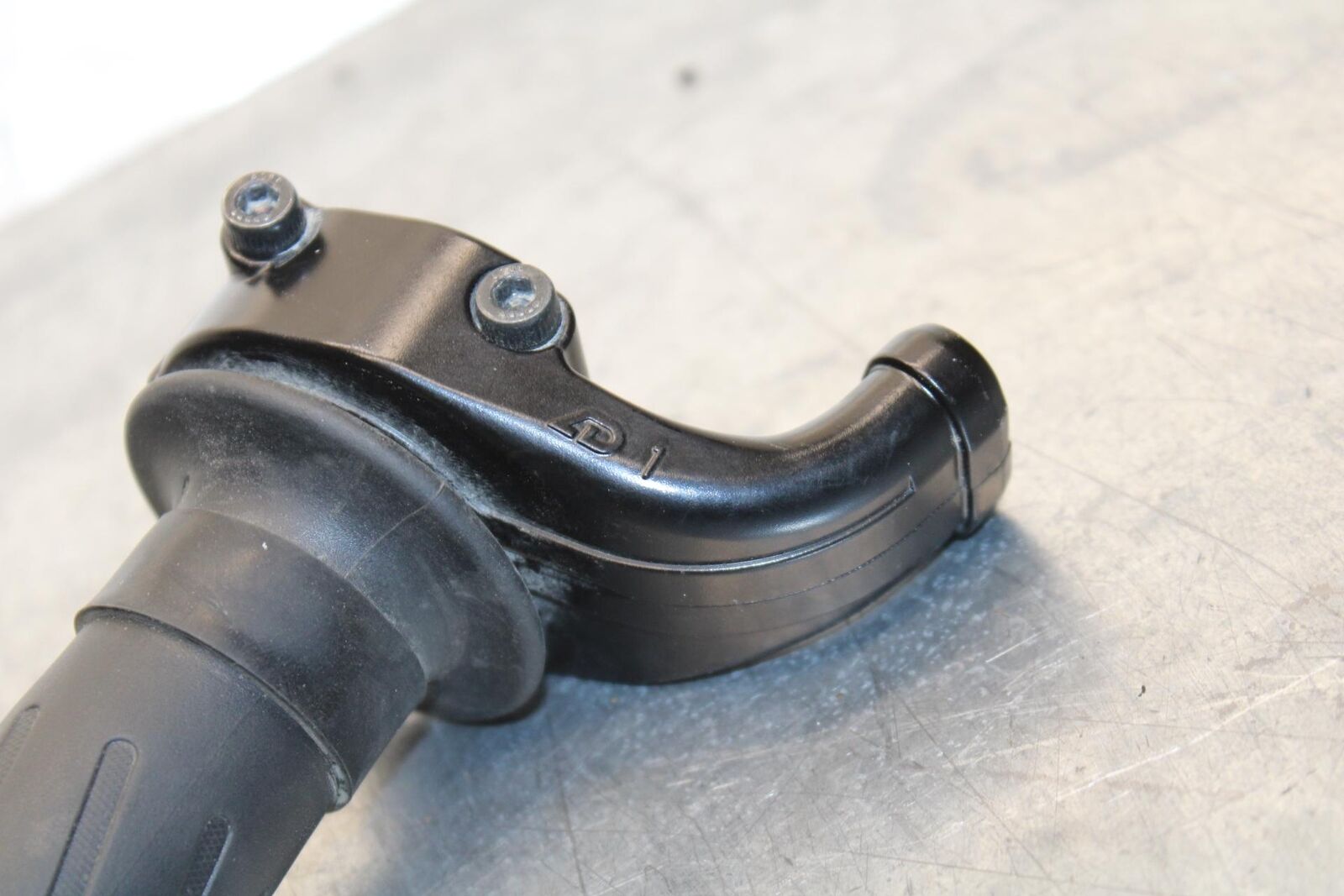 20-21 YAMAHA XSR900 RIGHT THROTTLE GRIP BB599
