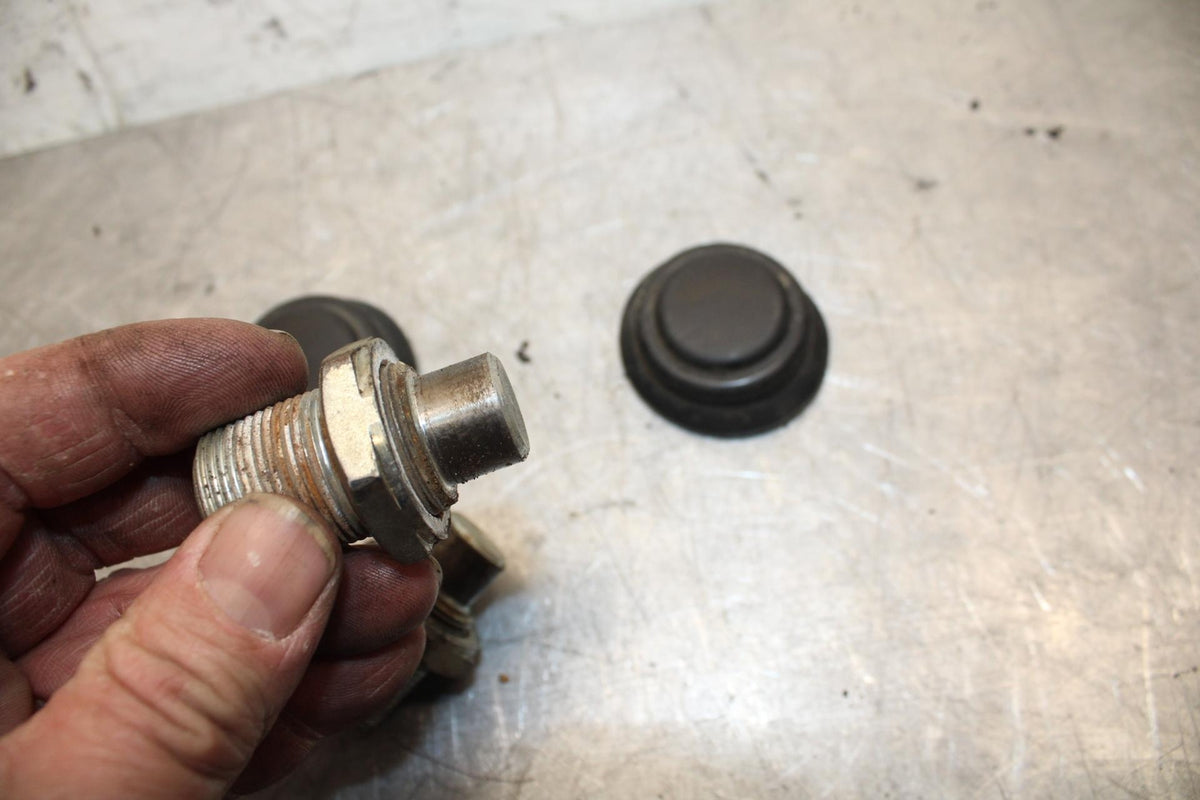 82-83 SUZUKI GS1100GL REAR BACK SWINGARM BOLT CAP COVER BB30