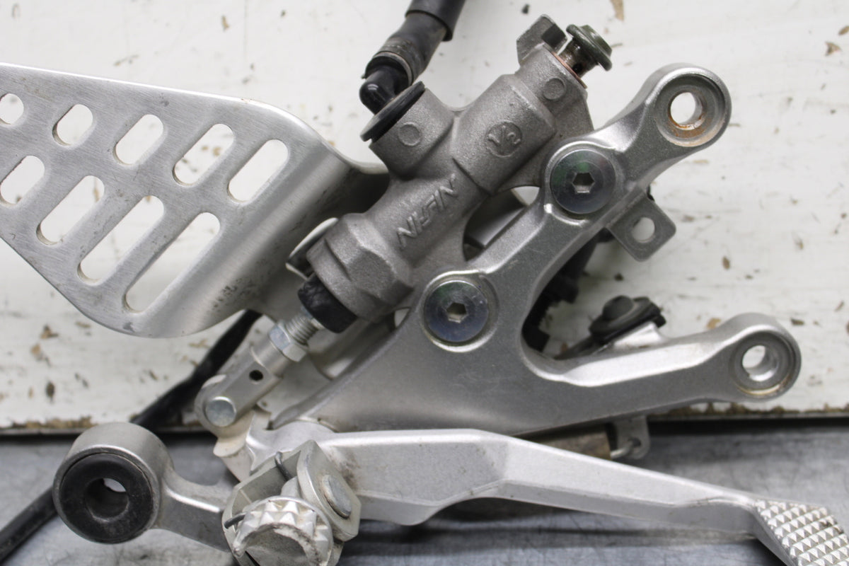 06-07 YAMAHA YZF R6 RIGHT REARSET REAR SET DRIVER FOOT PEG REST STOP BB742