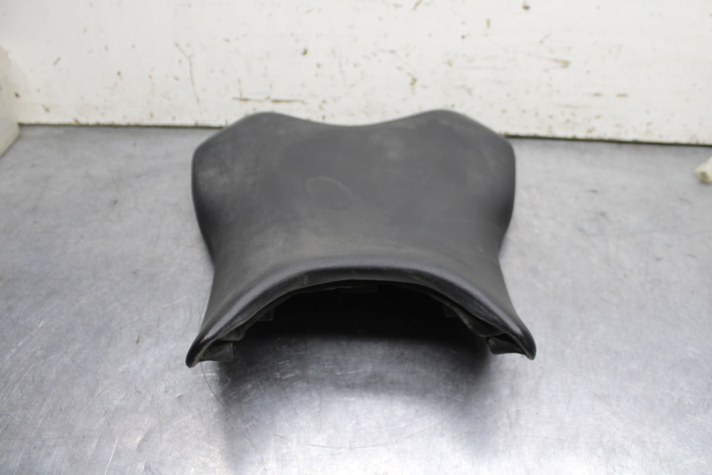 06-07 YAMAHA YZF R6 FRONT DRIVERS SEAT PAD SADDLE PILLION BB742