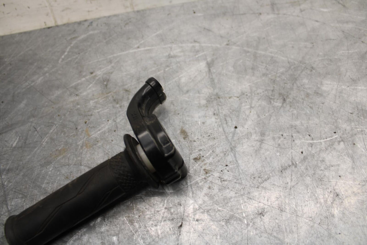18 YAMAHA YZF R1  THROTTLE CABLE LINE HOUSING GUIDE BB473
