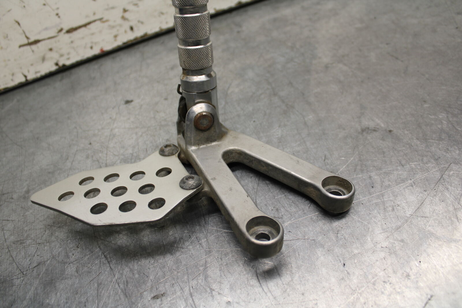 05-06 HONDA CBR600RR LEFT REARSET REAR SET DRIVER FOOT PEG REST STOP BB739