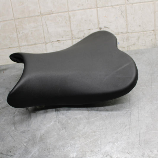 2007 Suzuki GSXR750 FRONT DRIVERS SEAT PAD SADDLE PILLION 45100-01H00-6BY BB546