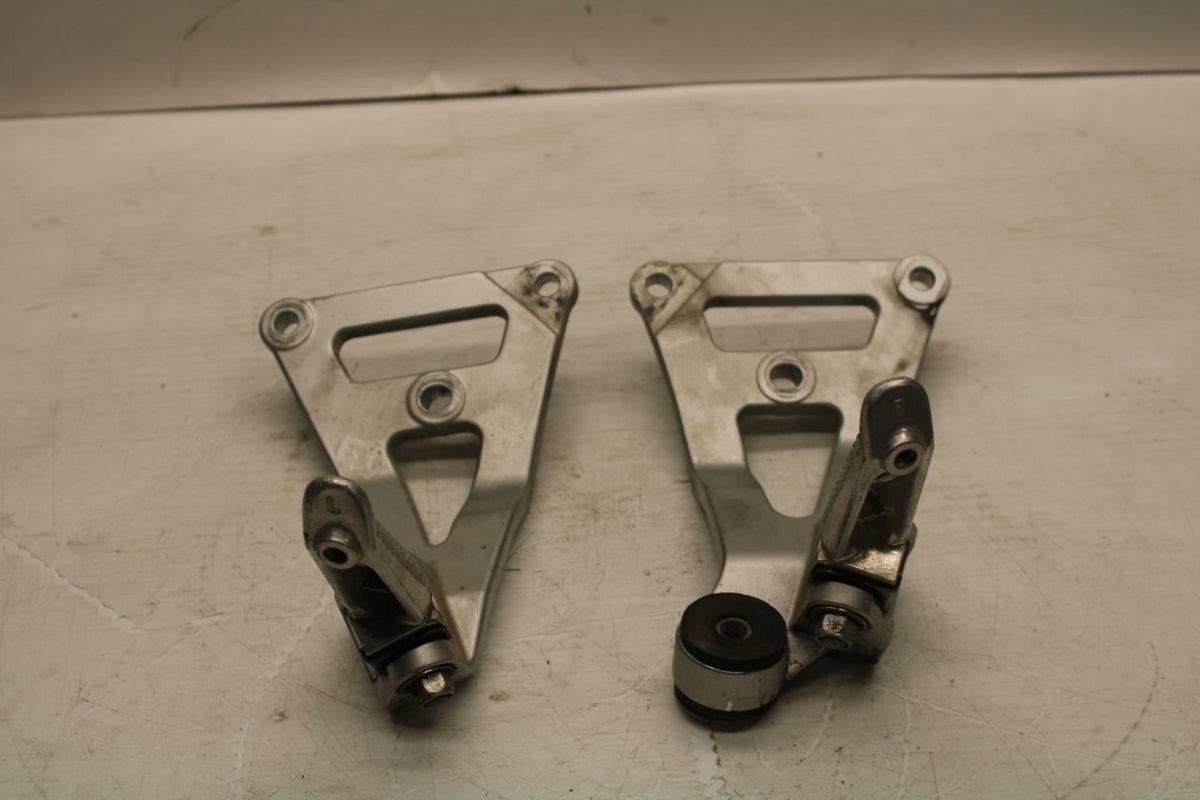 93-96 SUZUKI GSXR750W REAR BACK PASSENGER PEG SET PAIR BB266