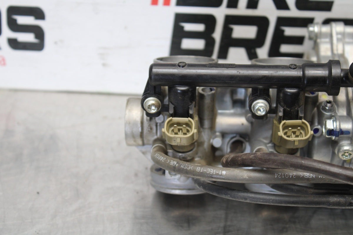 23-26 KAWASAKI NINJA ZX4RR MAIN FUEL INJECTORS / THROTTLE BODIES BB872