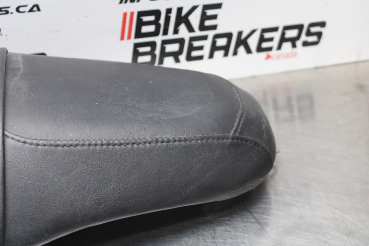 07 HARLEY-DAVIDSON SPORTSTER 1200 CUSTOM XL1200C SADDLE SEAT  BB833