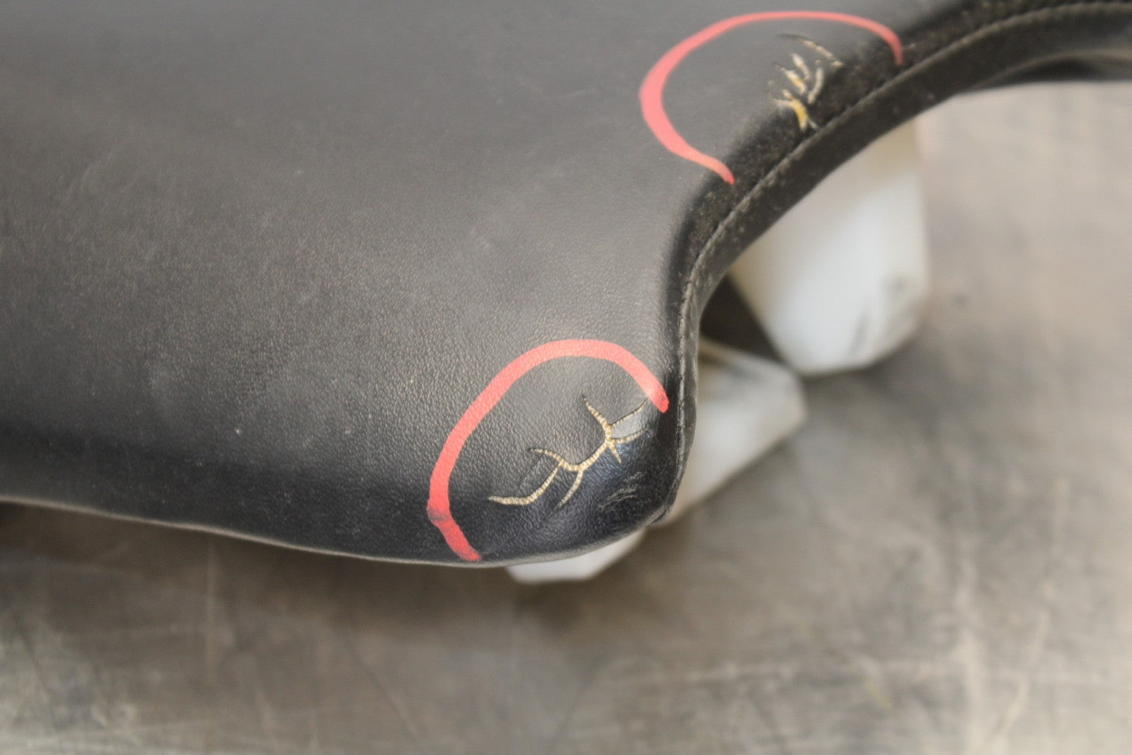 01-06 HONDA CBR600F4I FRONT DRIVERS SEAT PAD SADDLE PILLION BB185