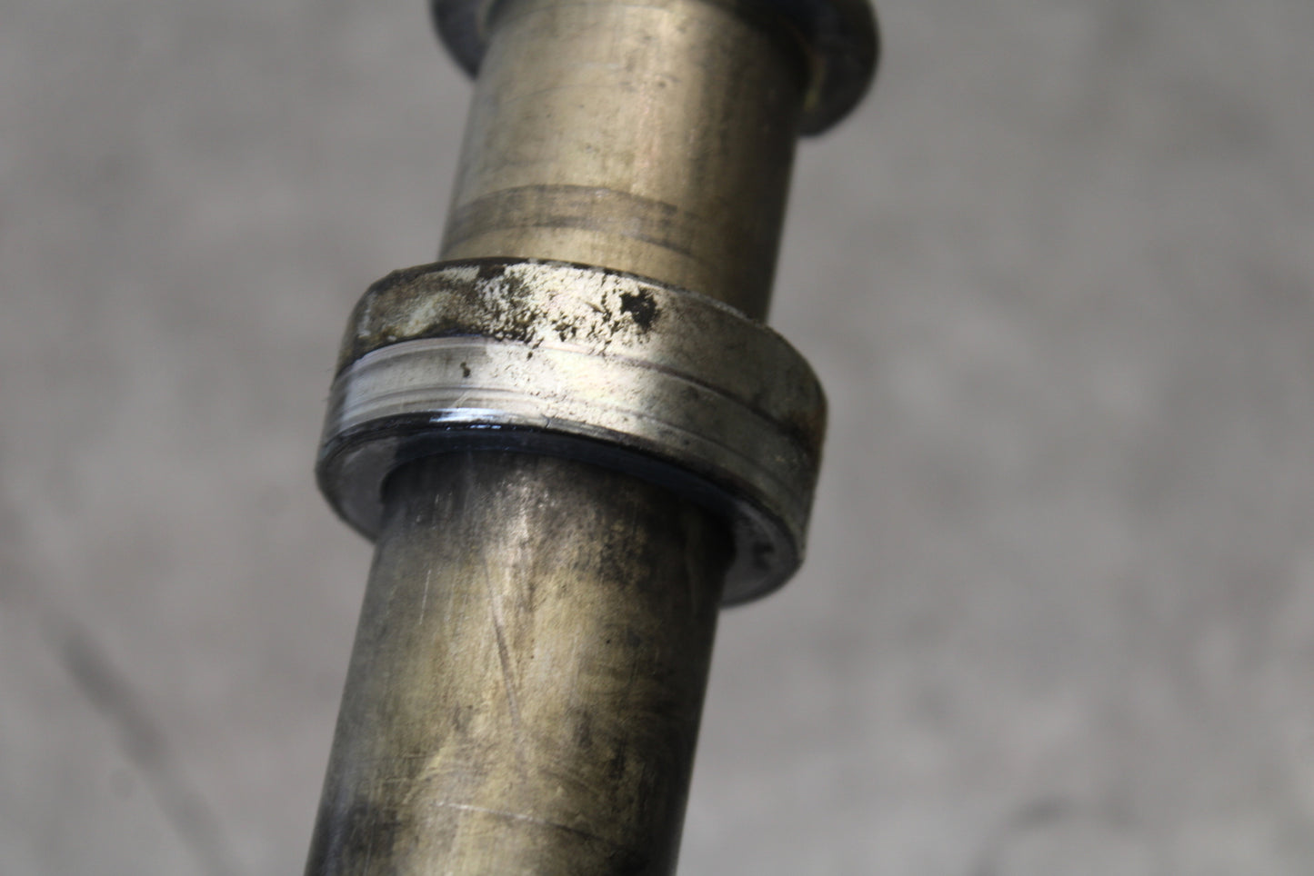 08-16 YAMAHA YZF R6 REAR AXLE BACK WHEEL RIM BOLT AXEL 2C0-25381-10-00 BB665