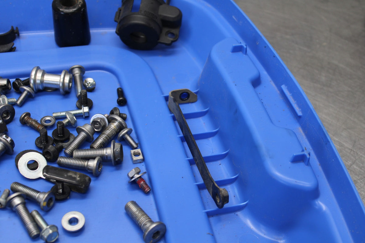 23 KAWASAKI Z900RS MOUNTING BOLTS HARDWARE SCREWS BB935
