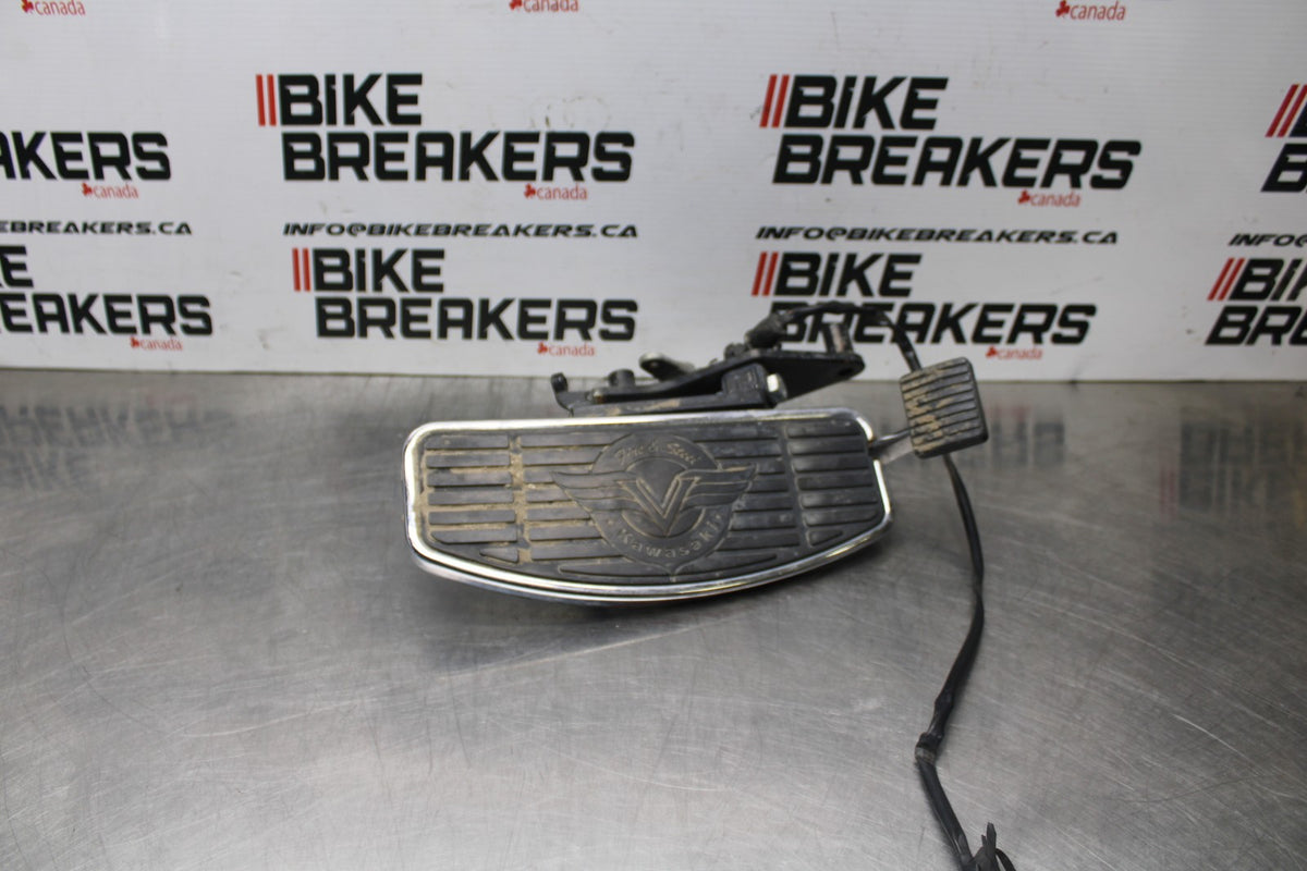 02 KAWASAKI VULCAN 800 VN800B CLASSIC RIGHT FRONT FOOT REST STEP BB862