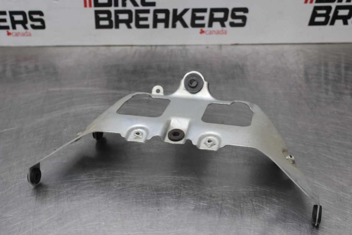 06-07 SUZUKI GSXR 600 FRONT GAS TANK FUEL FAIRING COWL COVER MOUNT BRACKET BB845