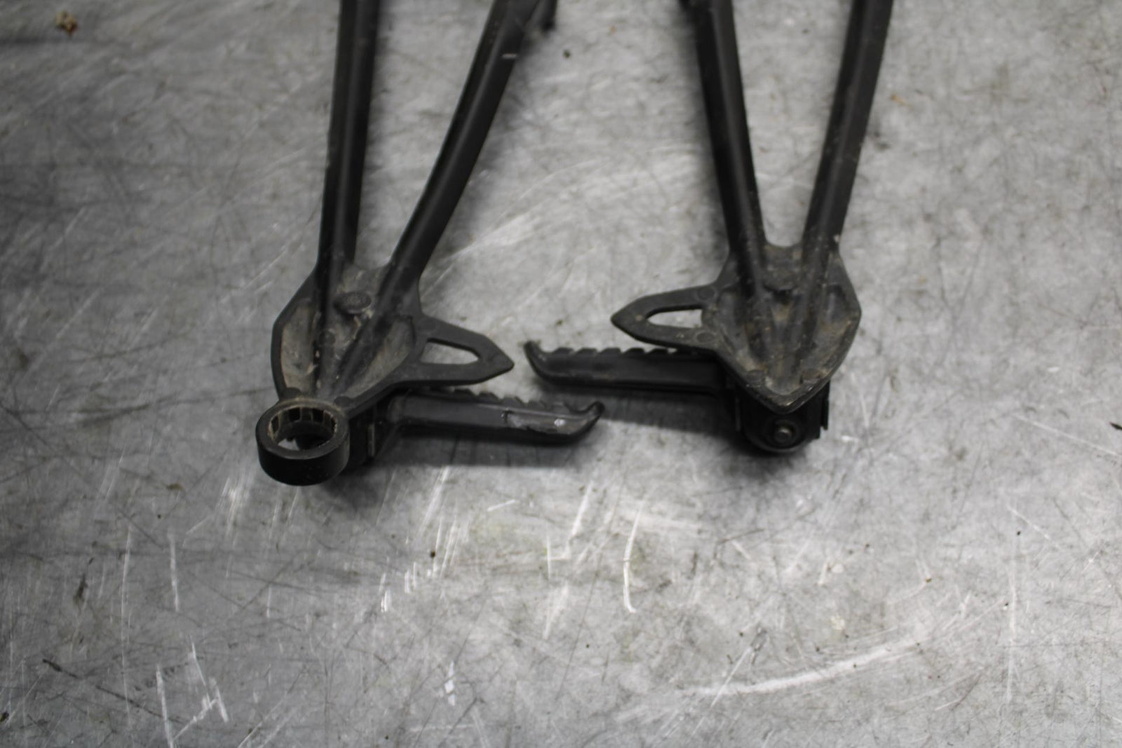 2009 Kawasaki Ninja ZX6R ZX600R REAR BACK PASSENGER PEG SET PAIR BB538