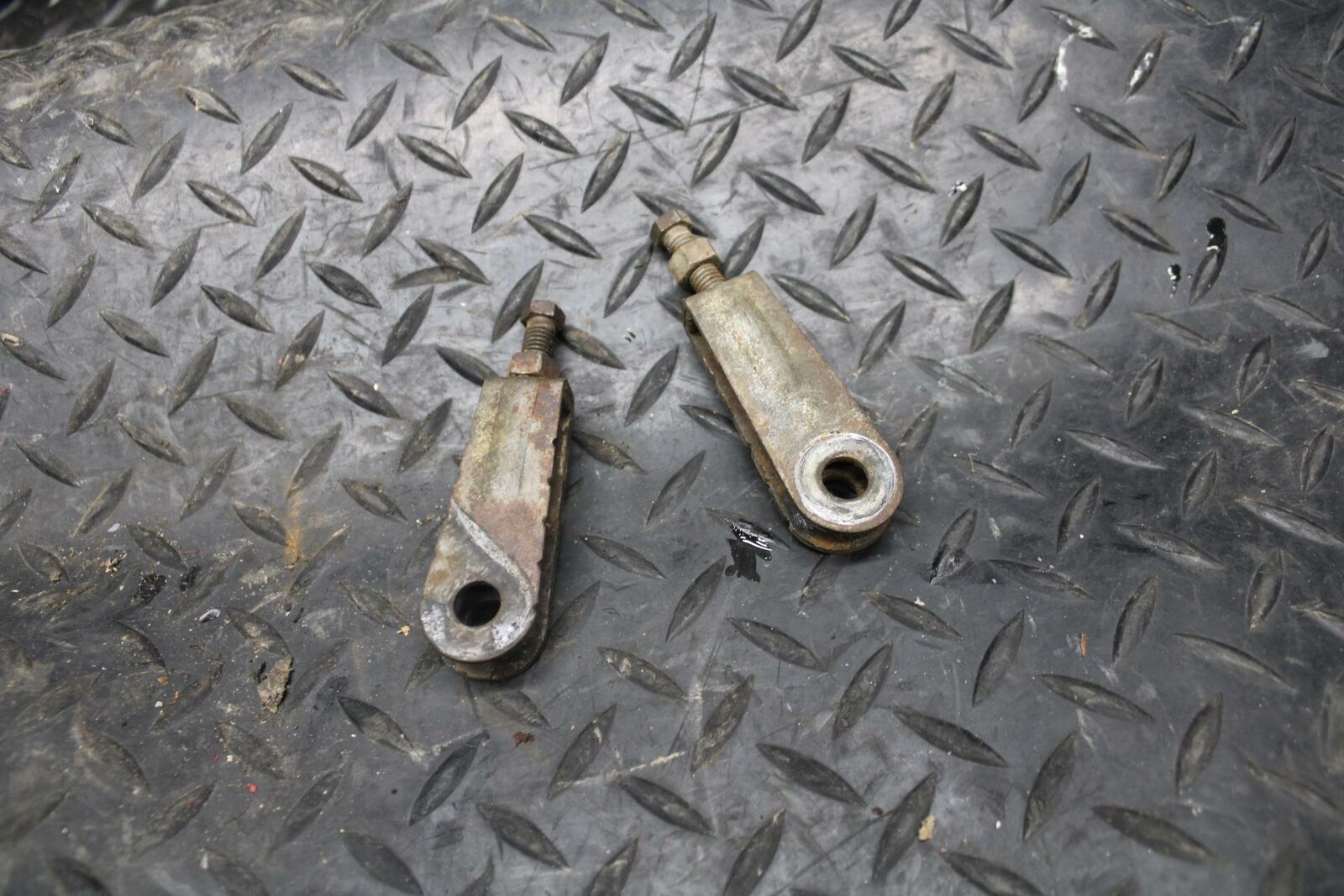 2004 Yamaha Banshee 350 YFZ350 MAIN DRIVE CHAIN ADJUSTER BB232