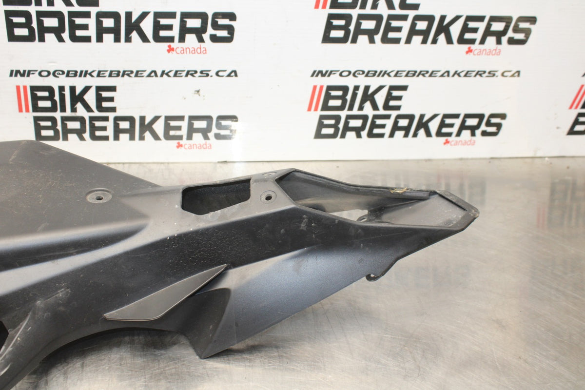 18 YAMAHA YZF R1  REAR BACK TAIL UNDERTAIL FAIRING COWL FENDER BB838