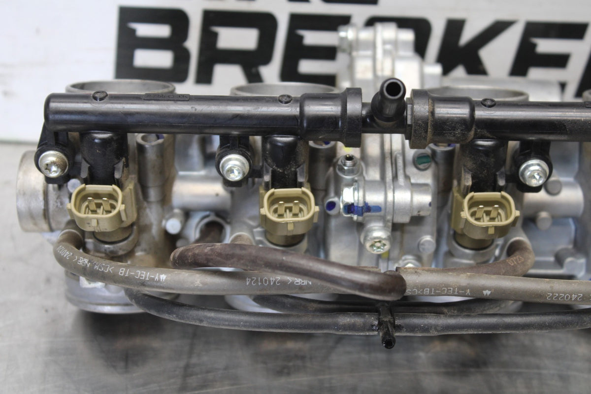 23-26 KAWASAKI NINJA ZX4RR MAIN FUEL INJECTORS / THROTTLE BODIES BB872