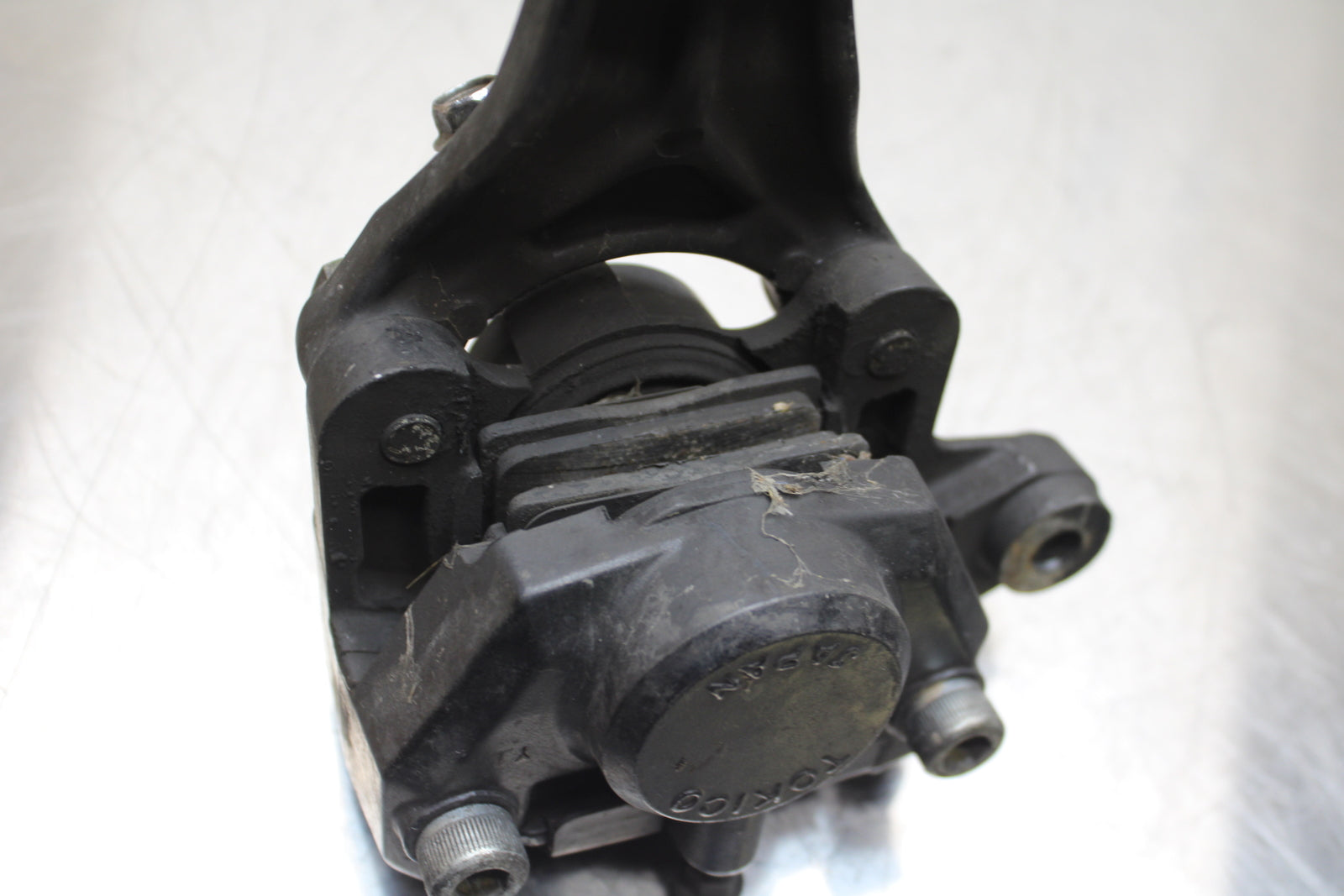 86 SUZUKI GS750ES REAR BACK BRAKE CALIPER W MOUNT BRACKET BB140