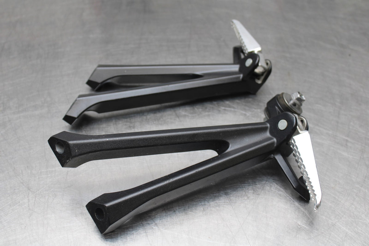 11-24 SUZUKI GSXR750 REAR BACK PASSENGER PEG SET PAIR BB630
