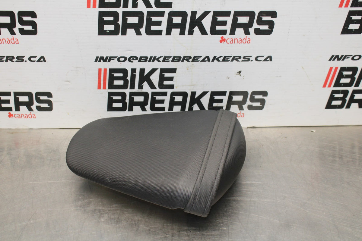 11-24 SUZUKI GSXR750 REAR BACK PASSENGER TANDEM SEAT PAD SADDLE PILLION BB630