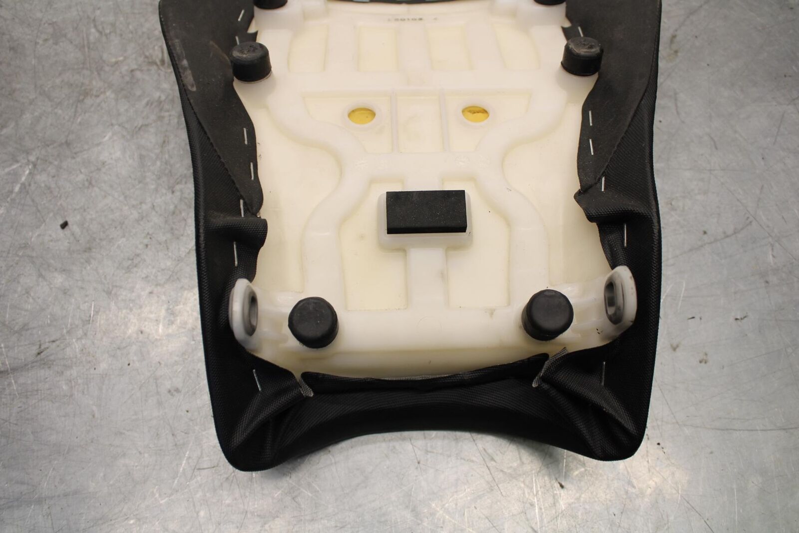 2017 Suzuki GSXR600 FRONT DRIVERS SEAT  SADDLE PILLION 45100-14J10-DW2 #B BB527