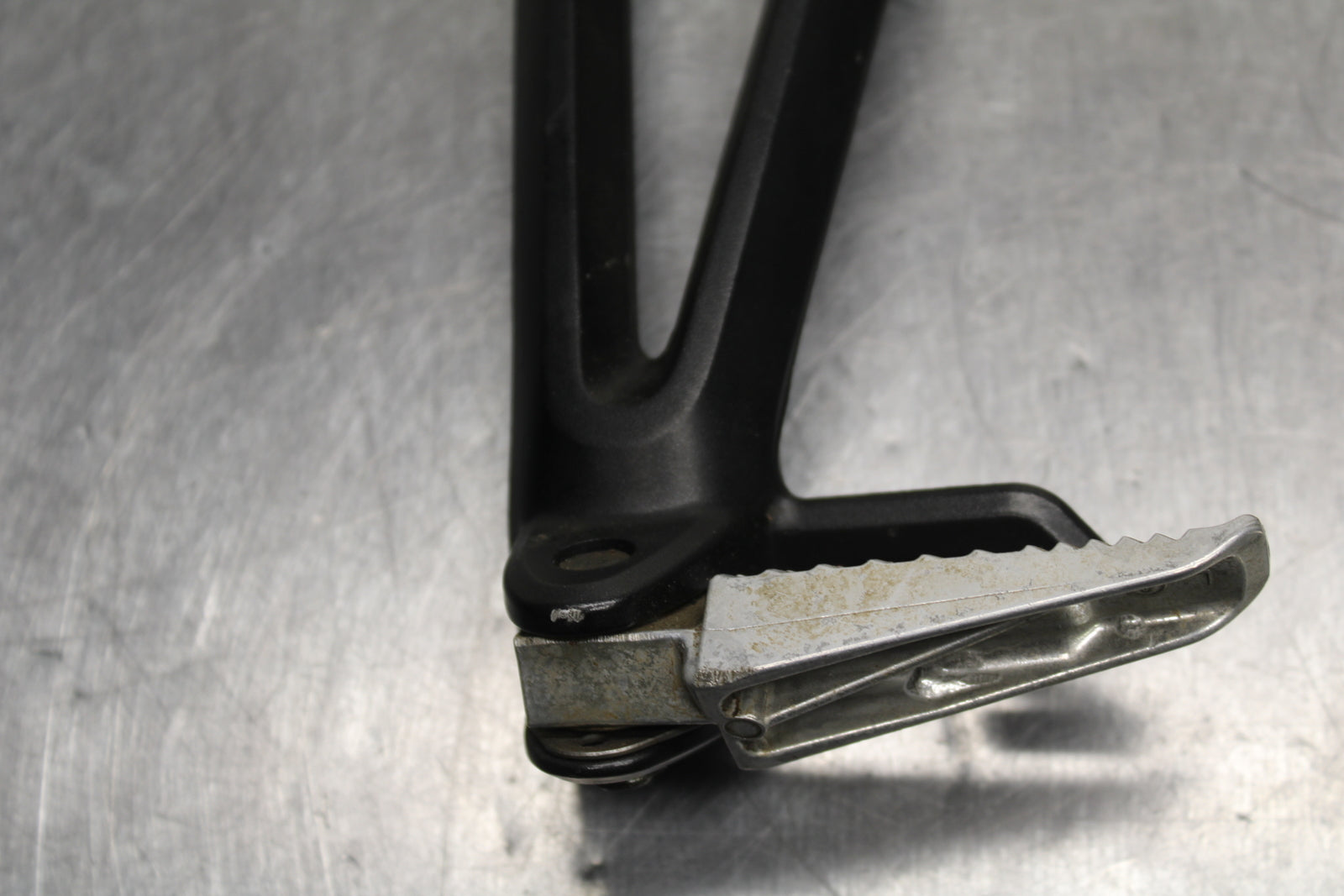 09 SUZUKI GSXR600 REAR BACK PASSENGER PEG SET PAIR BB759