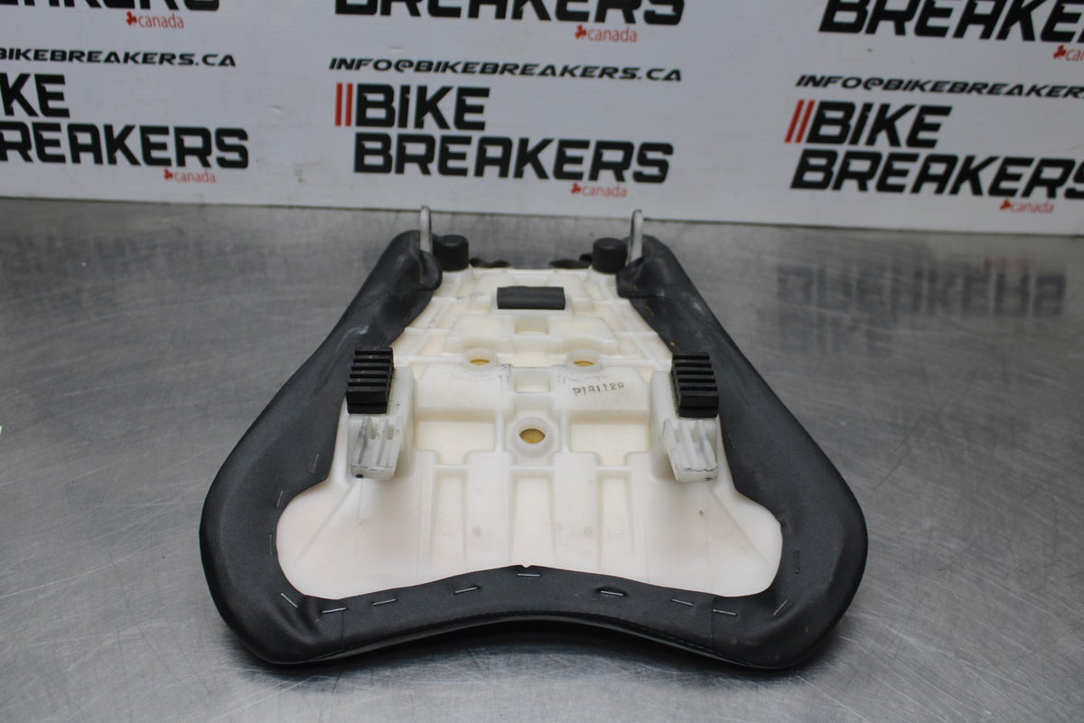 05-06 SUZUKI GSXR1000 FRONT DRIVERS SEAT PAD SADDLE PILLION BB857