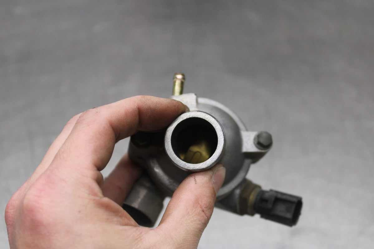03 YAMAHA YZF R1 THERMOSTAT W HOUSING ASSEMBLY BB895