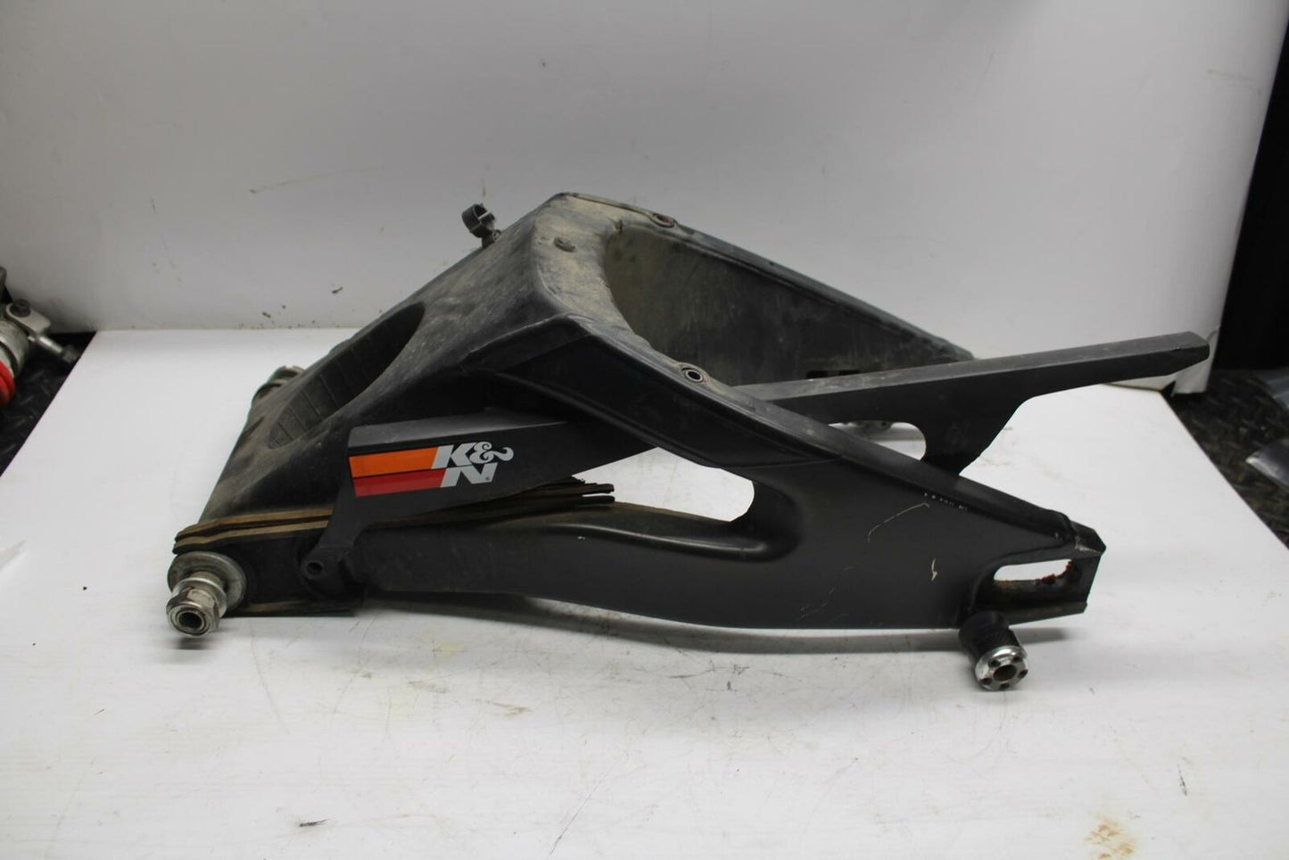 07 YAMAHA YZF R6 2c0 REAR SWINGARM BACK SUSPENSION SWING ARM BB284
