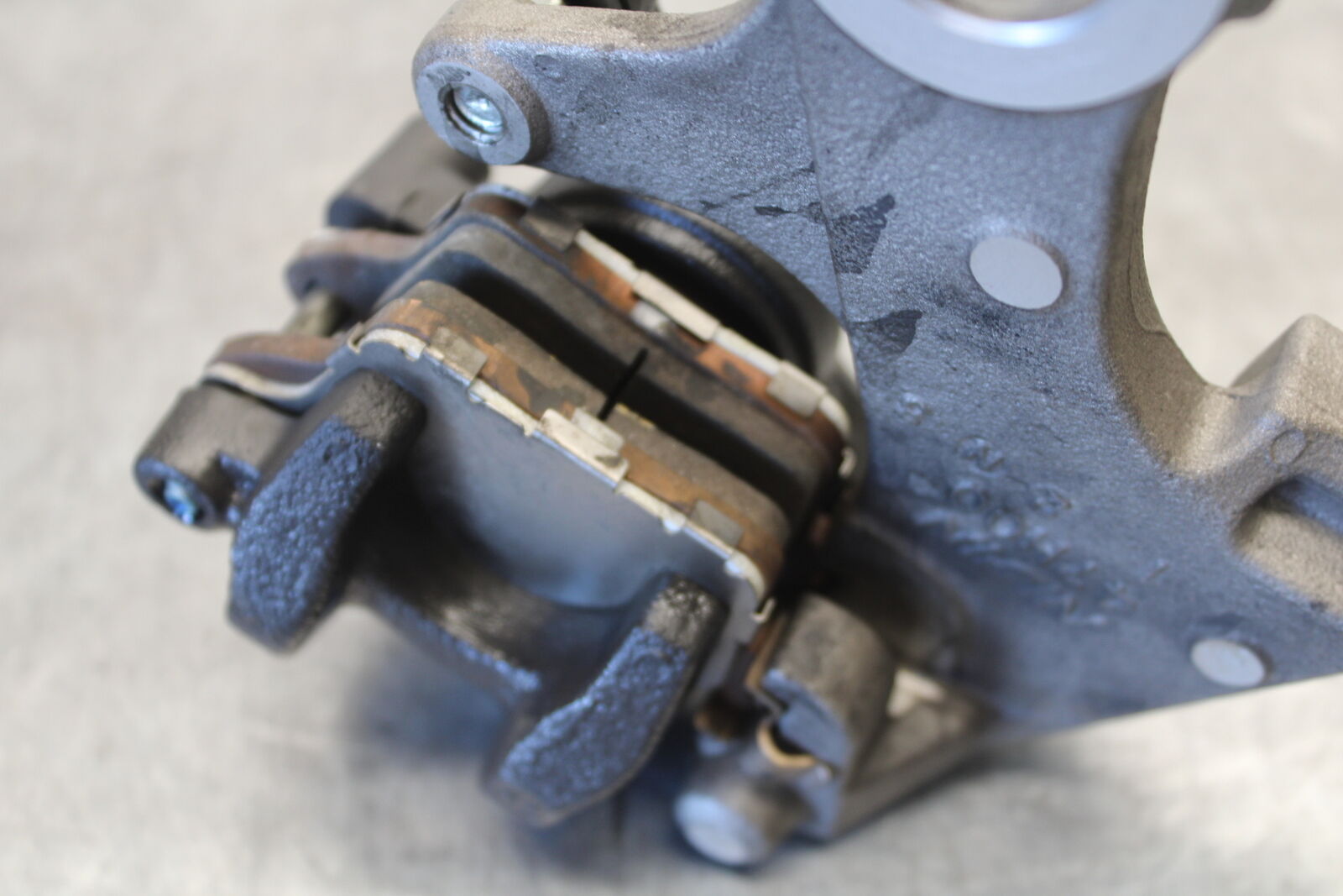 11-24 SUZUKI GSXR750 REAR BACK BRAKE CALIPER W MOUNT BRACKET BB687