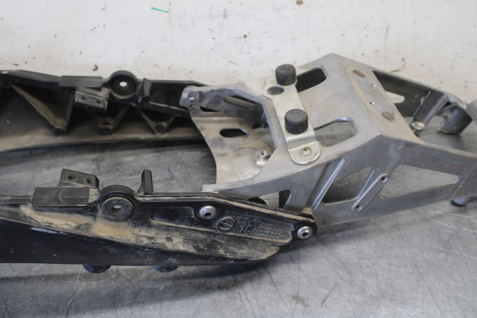 06-07 SUZUKI GSXR 600 REAR SUBFRAME BACK SUB FRAME BB694