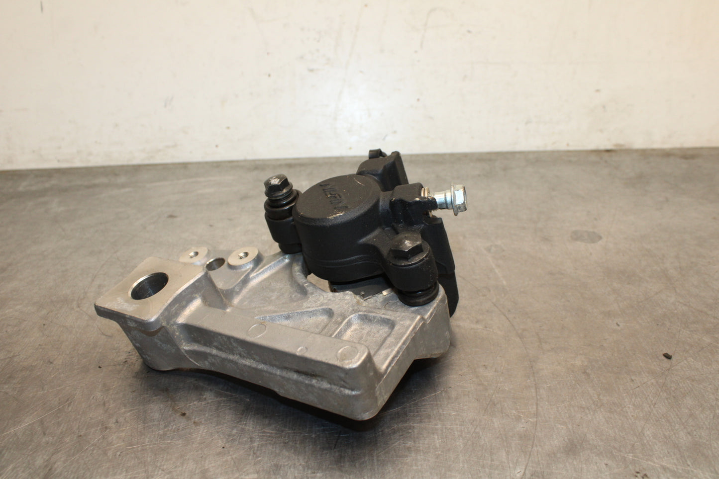 13-16 SUZUKI BANDIT 1250S ABS REAR BACK BRAKE CALIPER W MOUNT BRACKET BB134