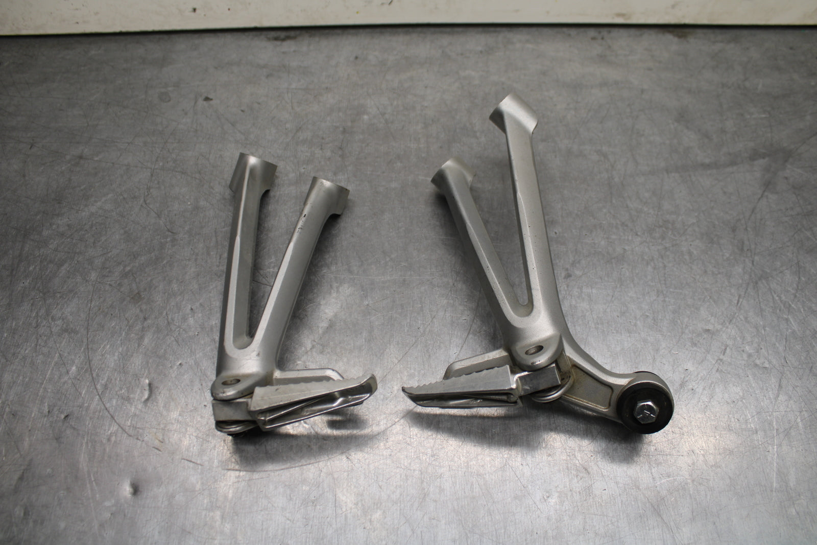 08-10 SUZUKI GSXR 600 REAR BACK PASSENGER PEG SET PAIR BB753