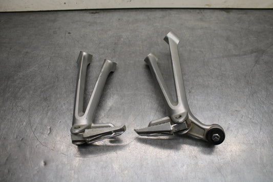 08-10 SUZUKI GSXR 600 REAR BACK PASSENGER PEG SET PAIR BB753