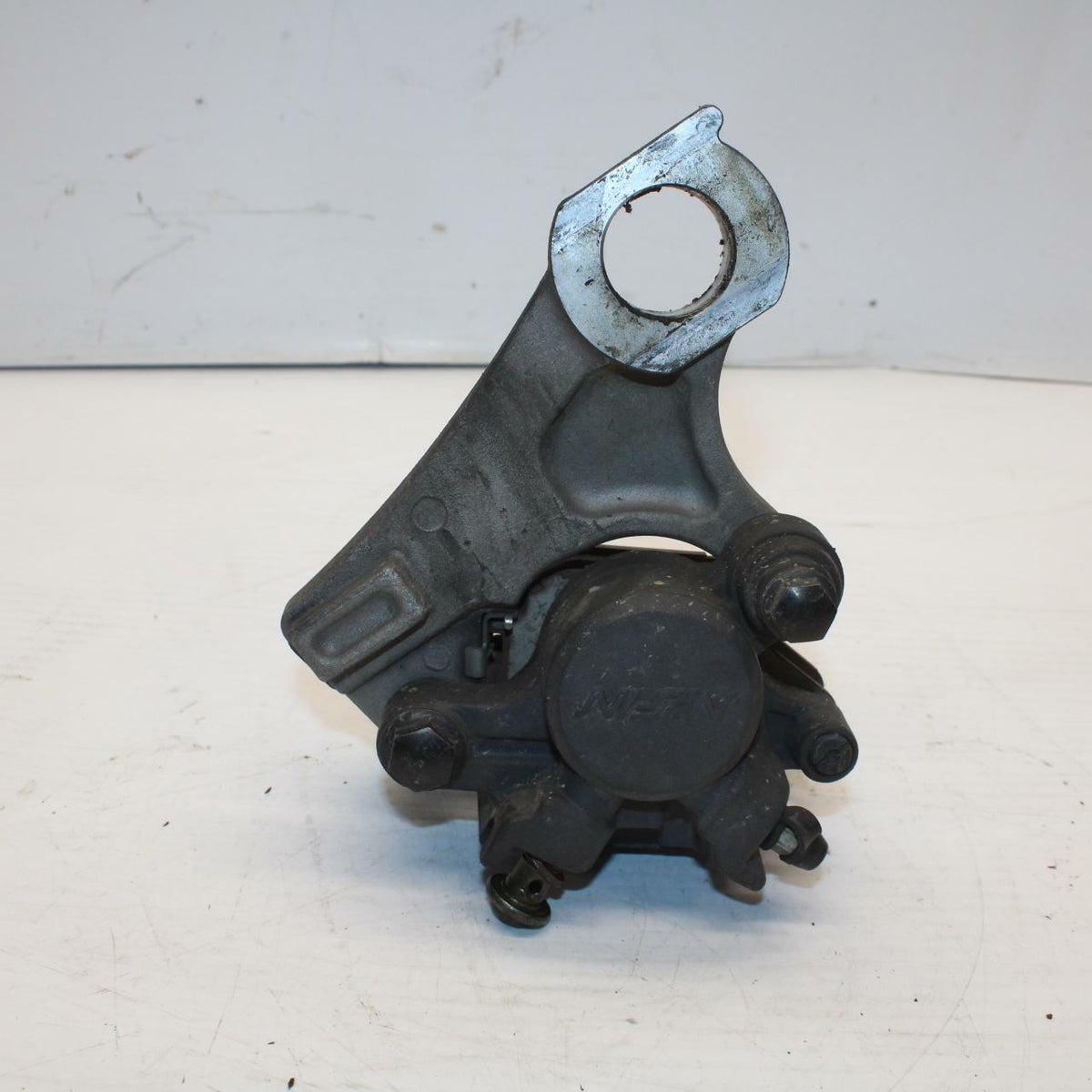 06 YAMAHA YZF R1 REAR BACK BRAKE CALIPER W MOUNT BRACKET BB282