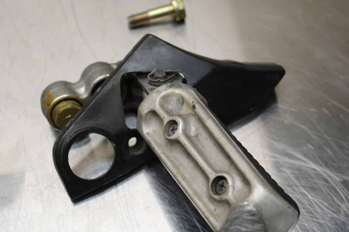 86 SUZUKI GS750ES FRONT FOOT RESTS PEGS STEPS SET PAIR BB140