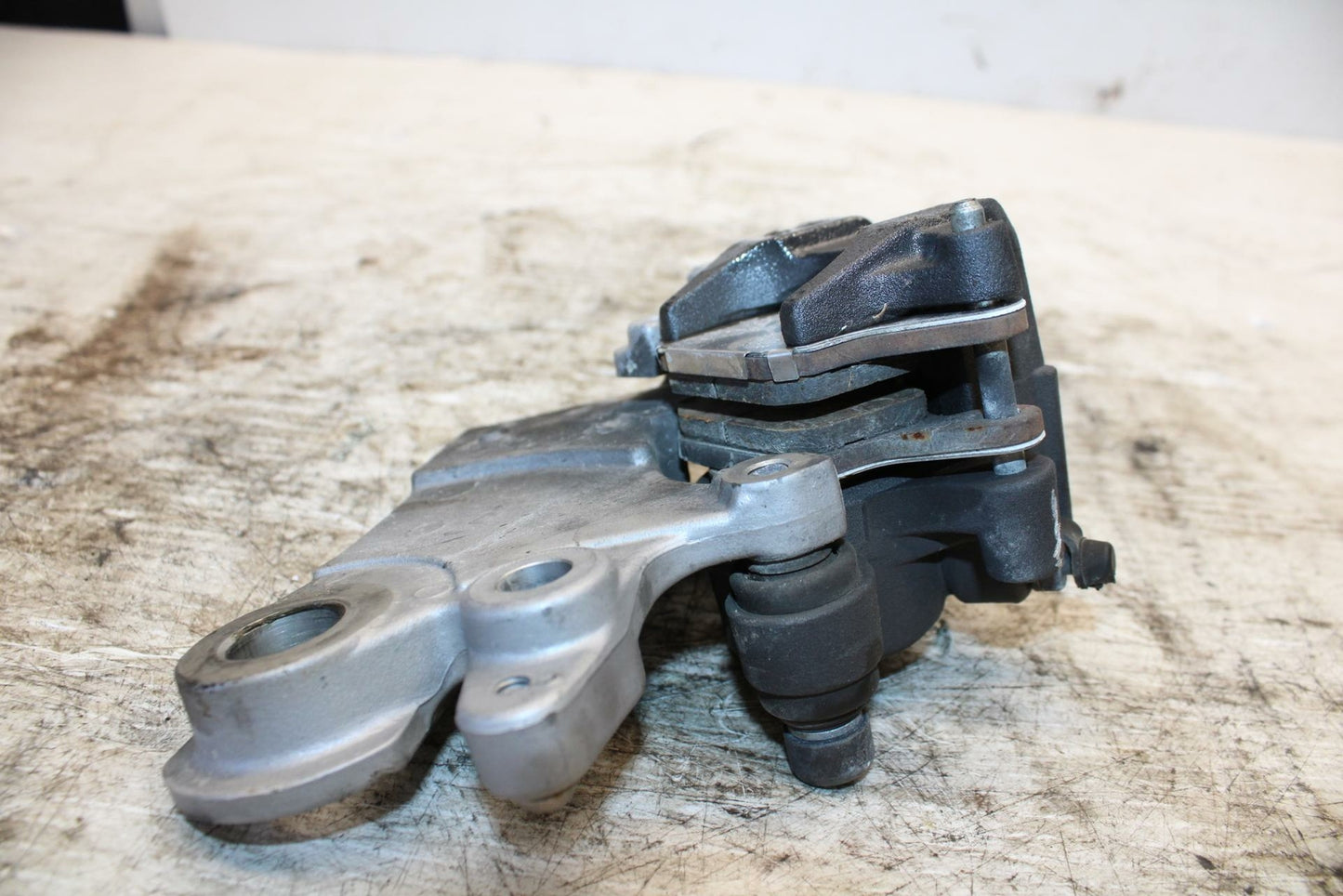 17-19 YAMAHA FZ09 REAR BACK BRAKE CALIPER W MOUNT BRACKET BB310