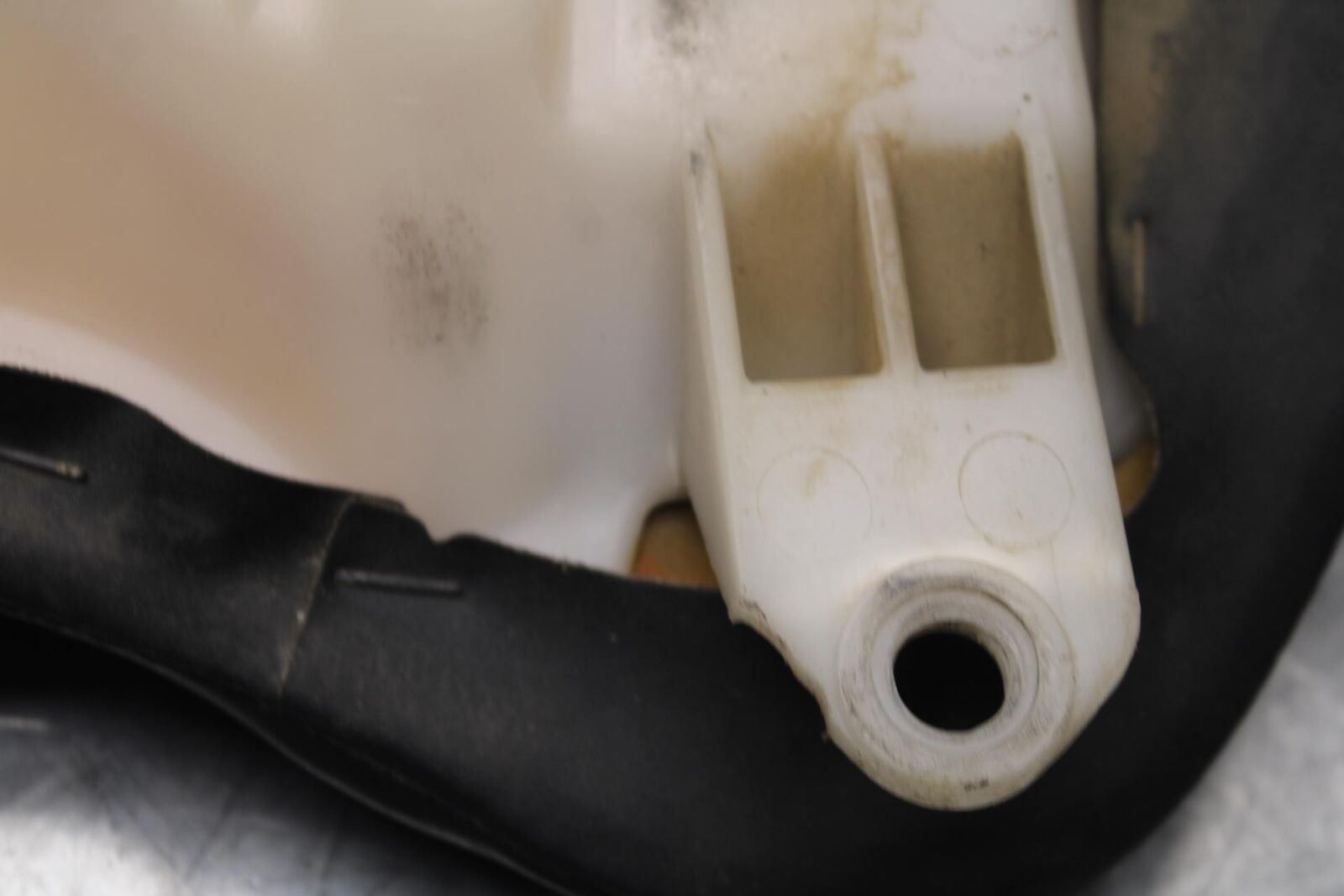 2007 Yamaha YZF R1 FRONT DRIVERS SEAT PAD SADDLE PILLION 4C8-24710-00-00 BB483