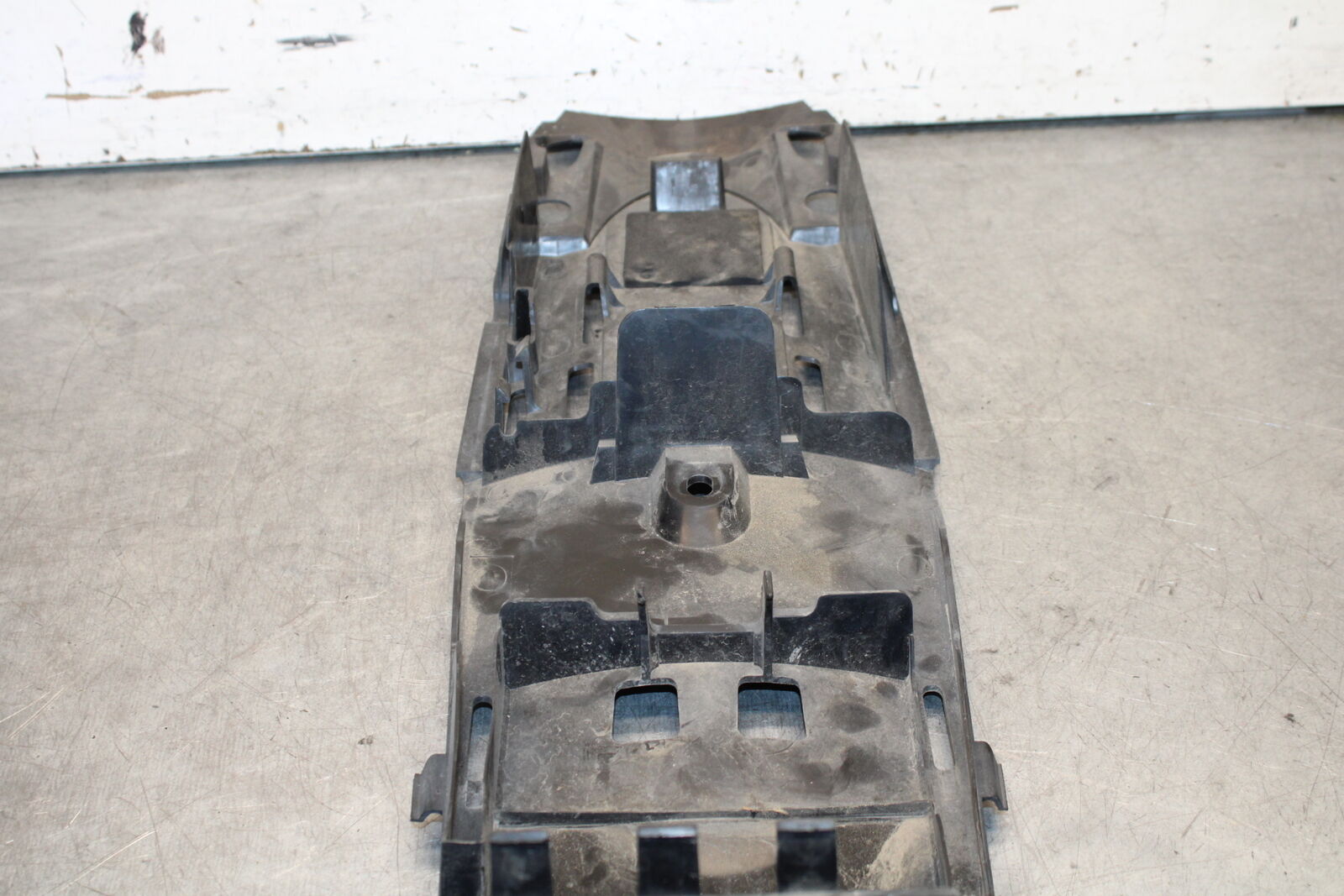 05-06 SUZUKI GSXR1000 REAR BACK TAIL UNDERTAIL BATTERY TRAY 63111-41G01 BB663