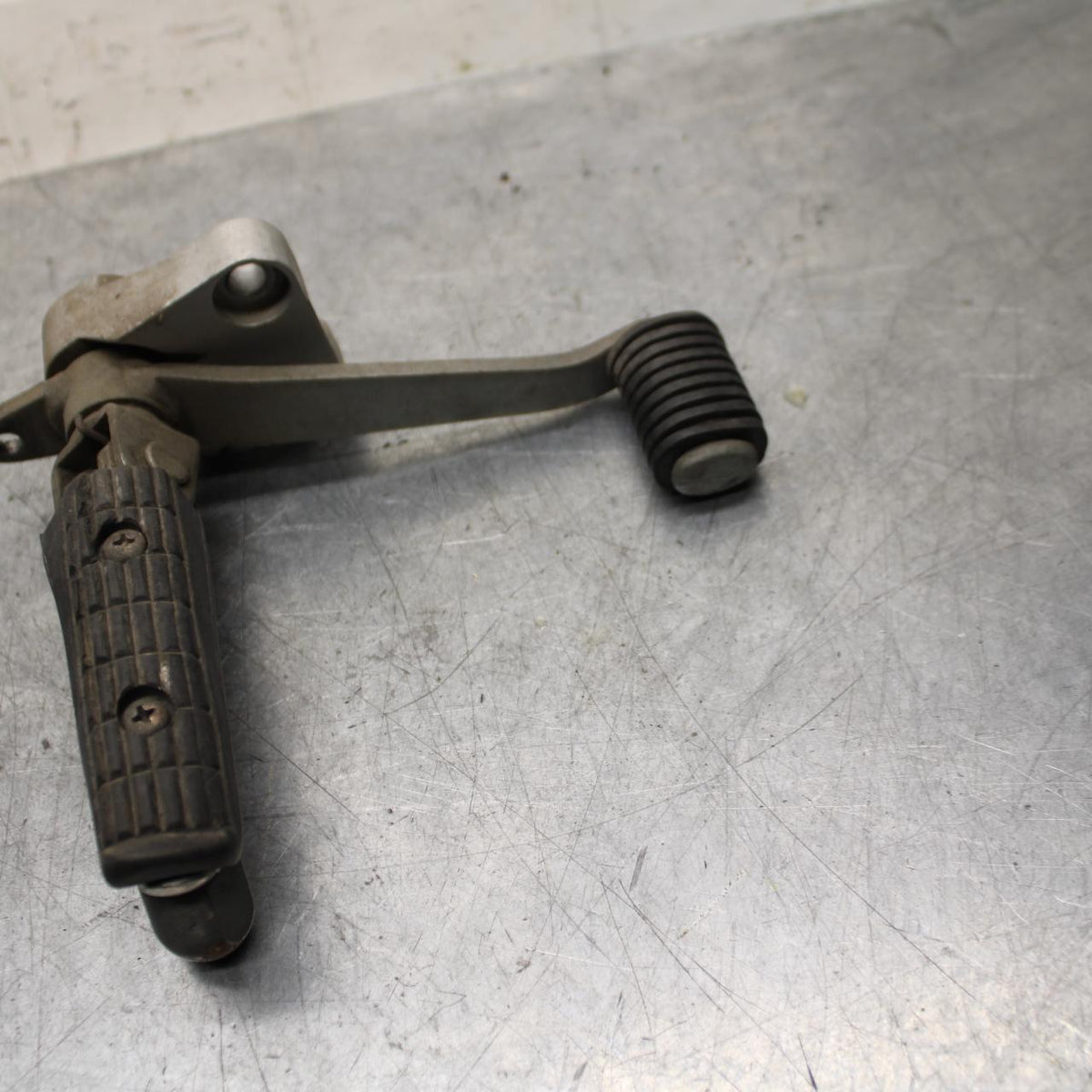 89-90 YAMAHA FZR600 RIGHT REARSET REAR SET DRIVER FOOT PEG PEDAL BB76