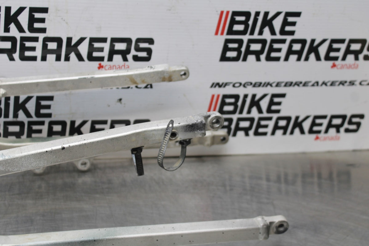01-03 SUZUKI GSXR600 REAR SUBFRAME BACK SUB FRAME BB841