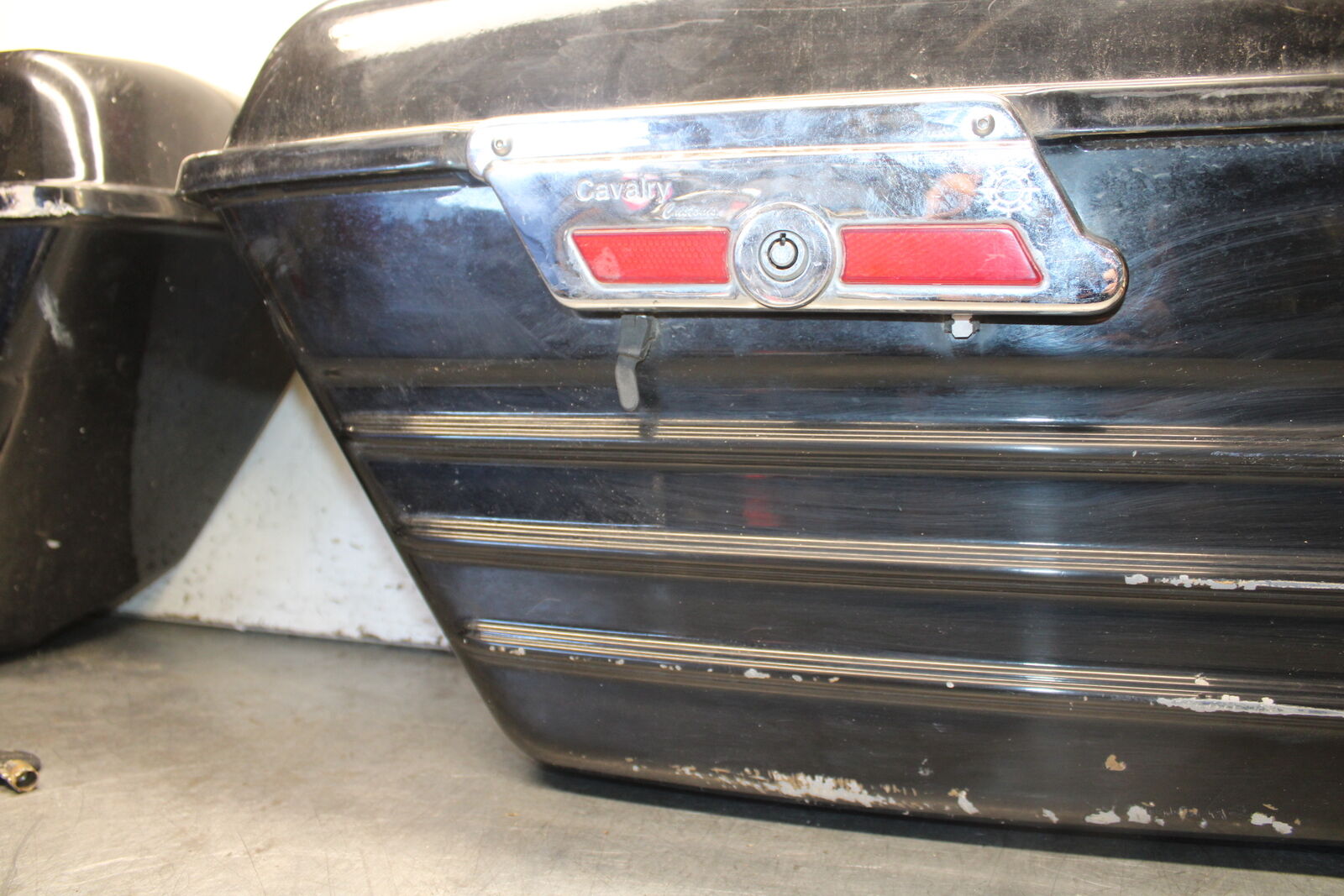 05-09 SUZUKI BOULEVARD C90 SIDE CARGO LUGGAGE SADDLEBAG BAG COMPARTMENT BB692